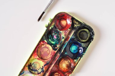 Beyaz arkaplanda resim yapmak için eski boya ve fırça