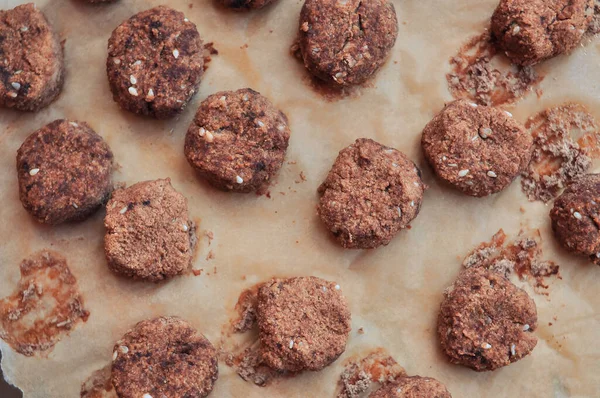 Schokoladenkuchen Auf Dem Pergamentpapier Makroansicht — Stockfoto