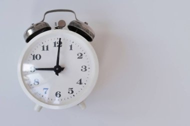 Masanın üzerindeki çalar saat sabah titreşimleri konsepti, boşluğu kopyala