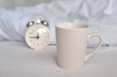 Beyaz alarmlı saat evde yatak odasında, para içinde, uyanma zamanı, zaman para demektir.