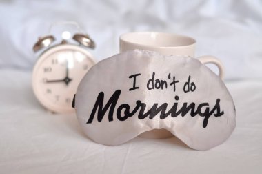 Beyaz alarmlı saat evde yatak odasında, para içinde, uyanma zamanı, zaman para demektir.