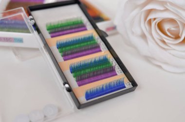 Güzellik salonundaki kamçı kırbaçları için renkli sahte kirpikler. Kirpikçi için malzeme kopyalama alanı.