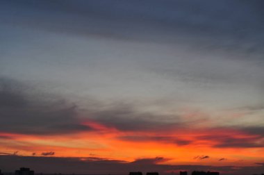 Şehir mavi ve turuncu gün batımı doğal hava arkaplanı ve duvar kağıdı, kopyalama alanı 