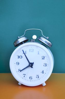 Renkli arkaplandaki çalar saat, başlaması zor zaman, uyan, 