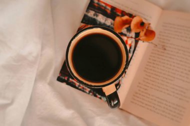 Sabahları taze aromatik kahve ve sonbahar yaprakları. 