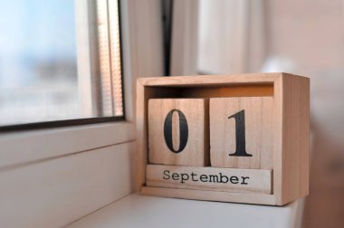 Tahta takvim. 1 Eylül. Sonbahar satışında masada, okula dönüyorum.