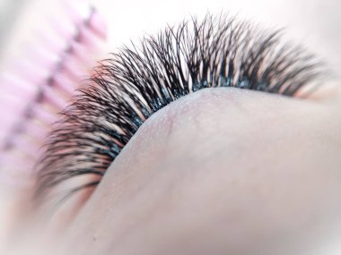 Güzellik salonu makro gözünde kırbaç uzantıları