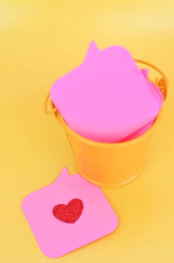 Sarı kovada pembe mesaj etiketleri, Massege sil ve kırık kalp konseptini kopyala 