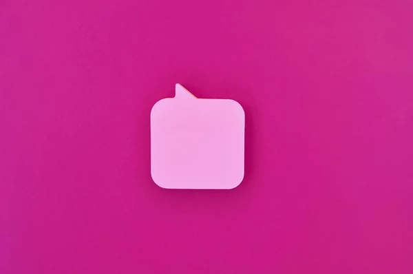 红色背景复制空间上的粉色信息贴纸 — 图库照片