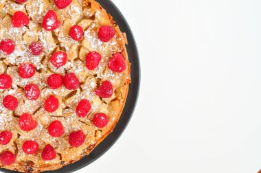 Ev yapımı ahududu-elmalı turta ve pudra şekeri. Charlotte beyaz arkaplanda