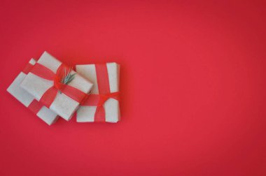 Kırmızı arka plan tatil havasına sarılı bir hediye.