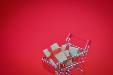 Kırmızı arka plan tatil ruh hali fotokopi alanı üzerine paketlenmiş bir hediye.