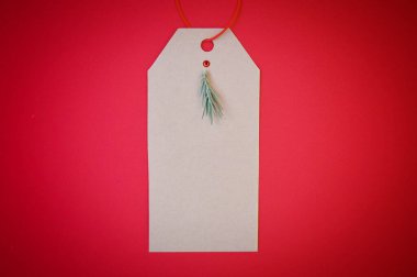 Kırmızı arkaplandaki hediyeler için noel etiketleri