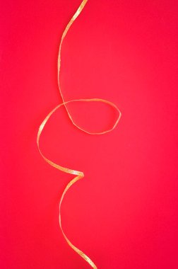 Kırmızı arka planda altın kurdele Noel duvar kağıdı 