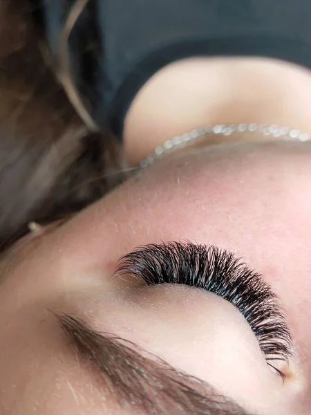 Wimpernverlängerungen im Schönheitssalon — Stockfoto