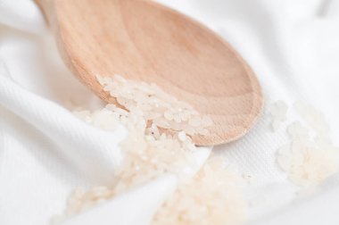 Beyaz arka planda yuvarlak pirinç Çin yemeği. 