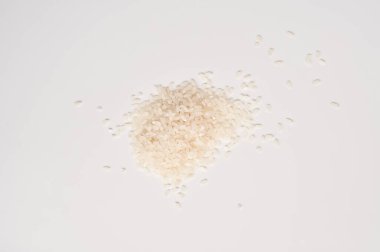 Beyaz arka planda yuvarlak pirinç Çin yemeği. 