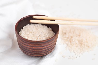 Beyaz arka planda yuvarlak pirinç Çin yemeği. 