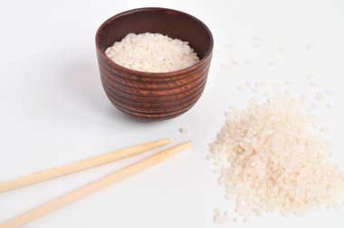 Beyaz arka planda yuvarlak pirinç Çin yemeği. 