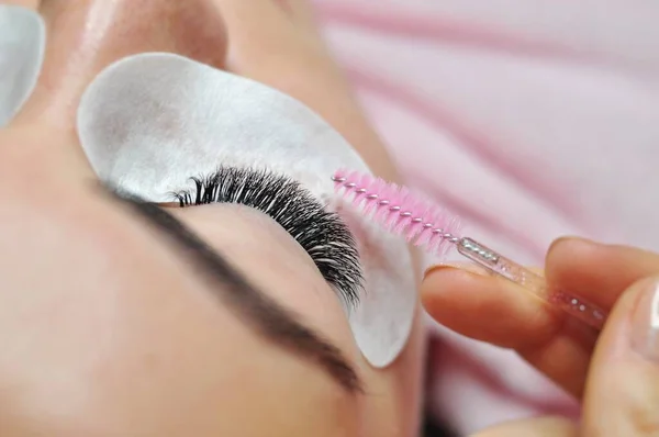 Wimpernverlängerungen im Schönheitssalon — Stockfoto