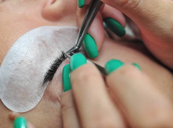 Lash extensions in beauty salon macro eye top view — Stock Photo, Image