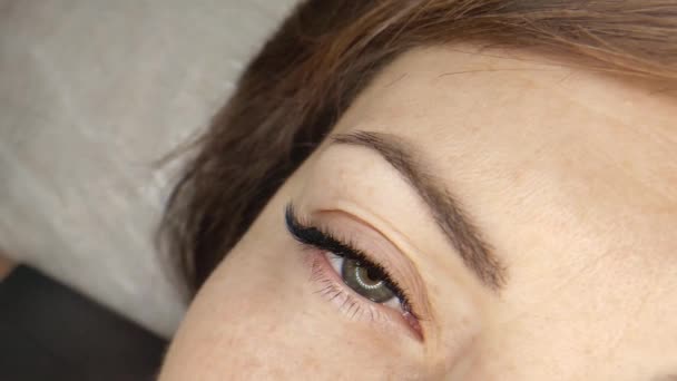 Extensions de cils dans le salon de beauté macro oeil — Video