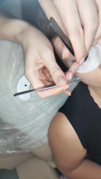 Extensiones de pestañas en salón de belleza macro ojo — Vídeo de stock