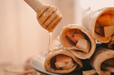 Elmalı tarçınlı krep ve bal. 