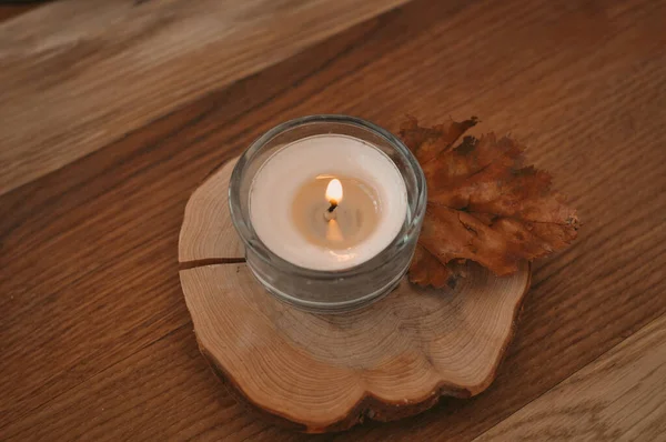 Herbstliche Komposition Mit Goldenen Blättern Und Kerze Hochwertiges Foto — Stockfoto