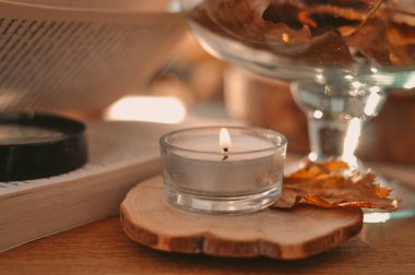 Altın yapraklı ve mumlu sonbahar kompozisyonu. Yüksek kalite fotoğraf