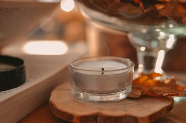 Altın yapraklı ve mumlu sonbahar kompozisyonu. Yüksek kalite fotoğraf