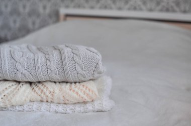 Sıcak ve rahat bir süveter ördüm sonbahar ve kış kıyafetleri.