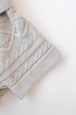 Sıcak ve rahat bir süveter ördüm sonbahar ve kış kıyafetleri.