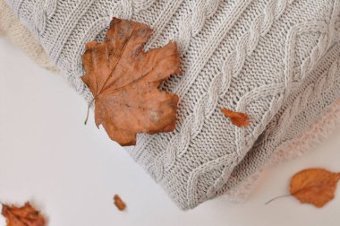 Sıcak ve rahat bir süveter ördüm sonbahar ve kış kıyafetleri.