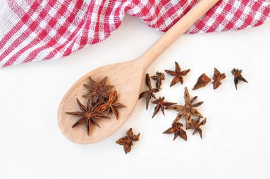 Tarçın çubukları ve kaşıkta anason yıldızları