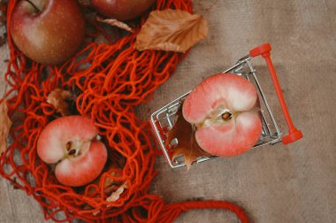 Kırmızı elma hasadı çantada Sonbahar mevsimi 