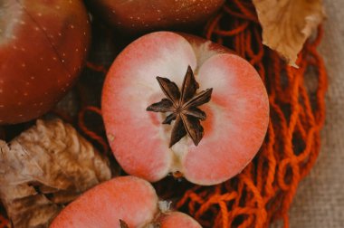 Kırmızı elma hasadı çantada Sonbahar mevsimi 