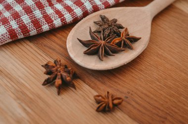 Tarçın çubukları ve kaşıkta anason yıldızları