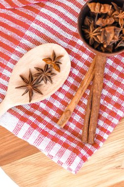 Tarçın çubukları ve kaşıkta anason yıldızları