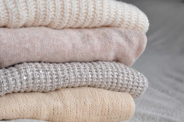 Sluiten van gezellige warme truien kopieer ruimte — Stockfoto