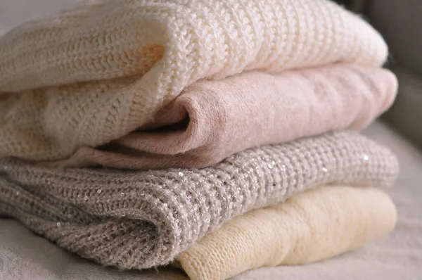 Sluiten van gezellige warme truien kopieer ruimte — Stockfoto