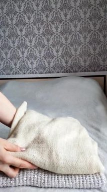 Kadınların elleri sıcacık süveterleri fotokopi çekiyor. 