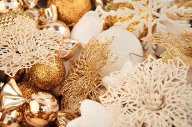 Altın Noel süslemeleri ağaç ve ev için kutunun üzerinde