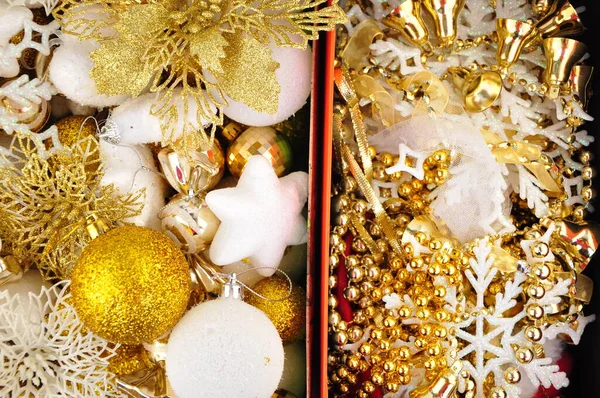 Χρυσές χριστουγεννιάτικες διακοσμήσεις σε κουτί για δέντρο και σπίτι — Φωτογραφία Αρχείου