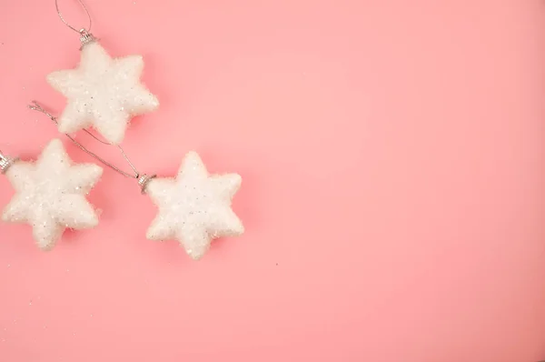 Cute Christmas decorations on pink background copy space — Stock Photo, Image