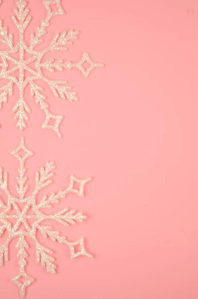 Cute Christmas decorations on pink background copy space — Stock Photo, Image
