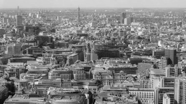 Skyline ve Thames nehri ile puslu tek renkli Londra havası.