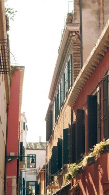 Eski Venedik binaları birbirine yakın, kanal sularına yansıyor.