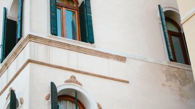 Eski Venedik binaları birbirine yakın, kanal sularına yansıyor.