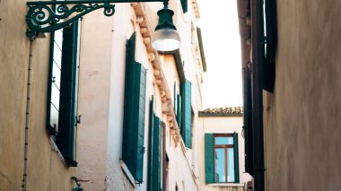 Eski Venedik binaları birbirine yakın, kanal sularına yansıyor.